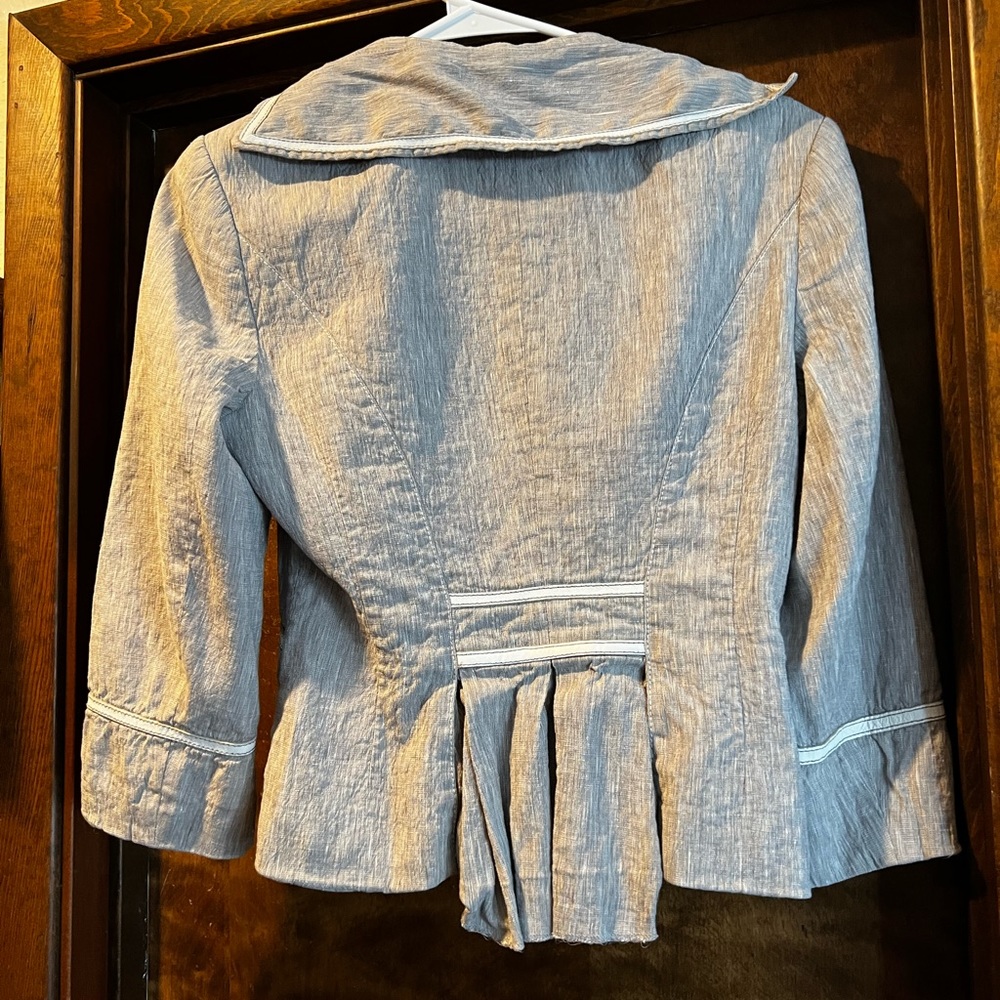 Grey 3/4 Length blazer. Claims to be a size 6. But fits small. Bebe collection.